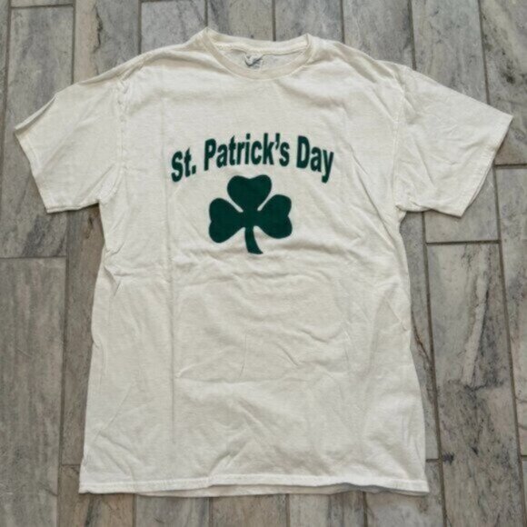 NEW Delta women's medium white/green St. Patrick's Day t-shirt - Picture 1 of 4